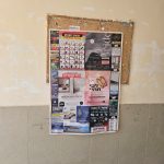 תליית 1,000 מודעות בתוך לוח מודעות גדול בביתר או בית שמש גודל A5 בכניסה לבניינים